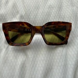 IYÜ Tortoiseshell Rectangular Women’s Sunglasses - Brown Lenses